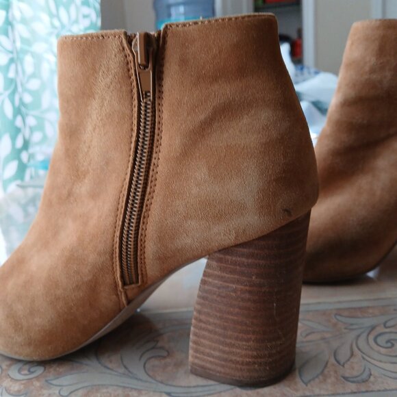 Steve Madden Suede Brown Boots with block heels with side zippers. - Picture 3 of 8